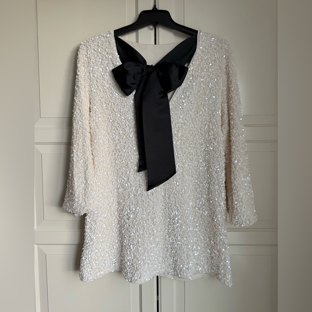 Excellent Like New H&M Sequins Back Bow Dress. SIZE SMALL.